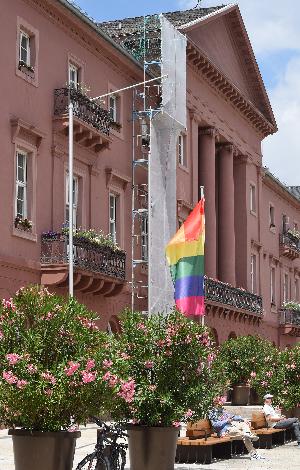 Karlsruhe bekennt sich mit Regenbogenfahne zu Gleichberechtigung